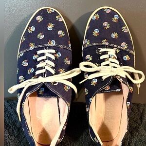 WOMENS AMERICAN EAGLE OUTFITTERS SNEAKERS SIZE 8